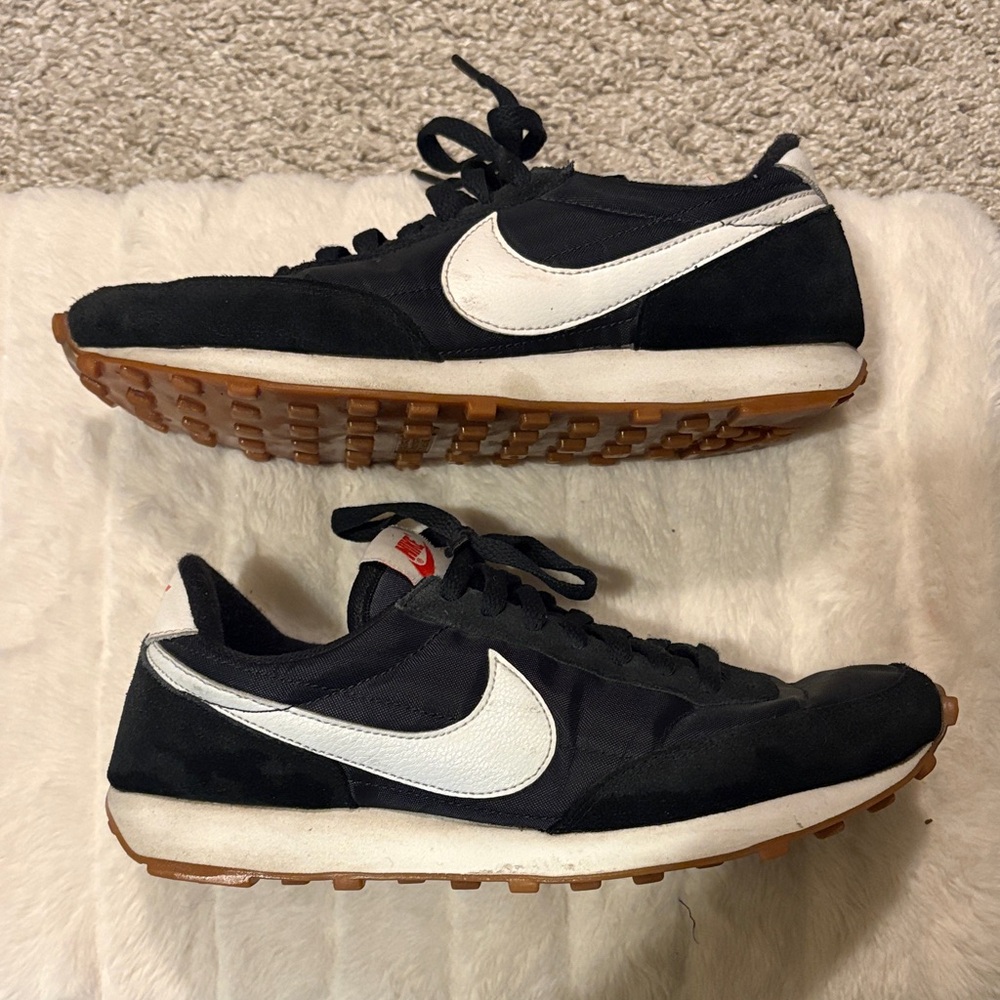 Nike Women’s Daybreak Black/White Retro Runner Sneakers